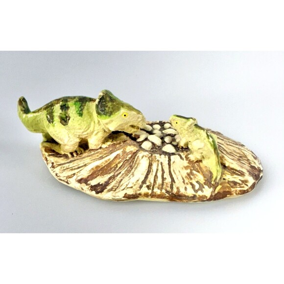 Safari Ltd Dinosaur Toy Carnegie Collection Original Protoceratops on Nest - Picture 1 of 8